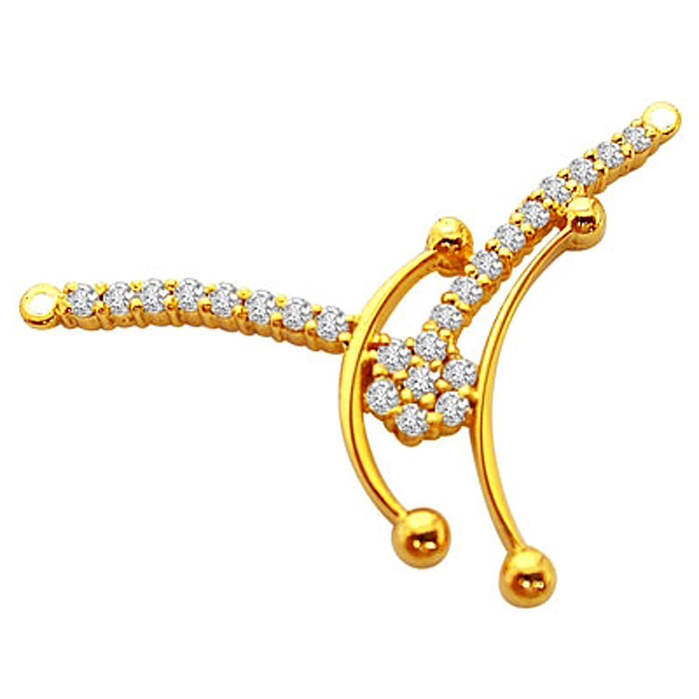 DN -56 A Very Trendy Diamond & Gold Necklace Pendants Necklaces