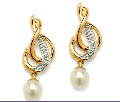 Queen's Favourite 0.15ct Diamond Pearl Earrings