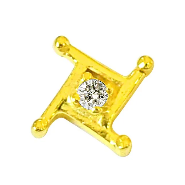 Square Shaped Real Diamond 18kt Yellow Gold Nosepin (NP16)