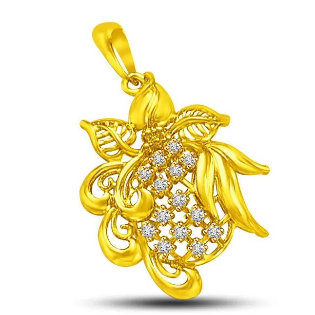 Leaves & Petal Twirling Around this Delightful Gold Pendant (P855)