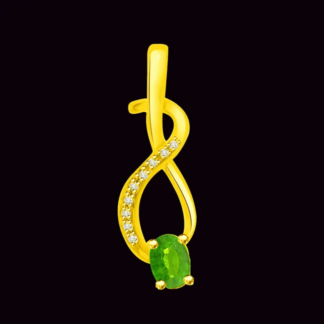 Sparkling Gems 0.19 TCW Emerald Diamond Pendants In Yellow Gold