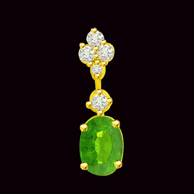 Holding Glamour 0.26 TCW Real Emerald And Diamond Pendant In 18kt Gold (P1168)