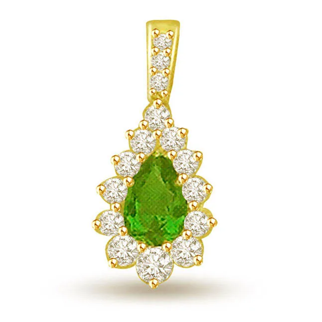 Pear Emerald 0.15 cts Diamond 18K Pendants