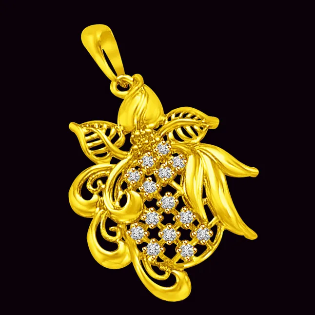 Leaves & Petal Twirling Around this Delightful Gold Pendant (P855)