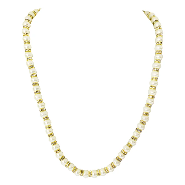 Chic Single-Line Shell Pearl Necklace with Gold-Plated Chakri – Playful Elegance (PS593)