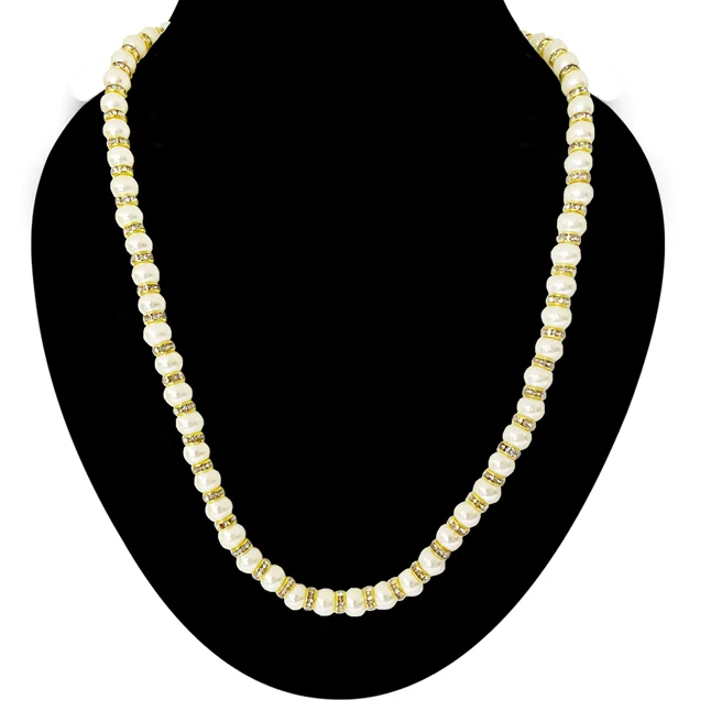 Chic Single-Line Shell Pearl Necklace with Gold-Plated Chakri – Playful Elegance (PS593)