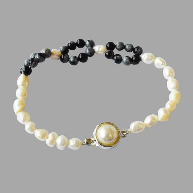 Midnight Pearls: Freshwater Pearl & Black Bead Elegance Bracelet (SB78)