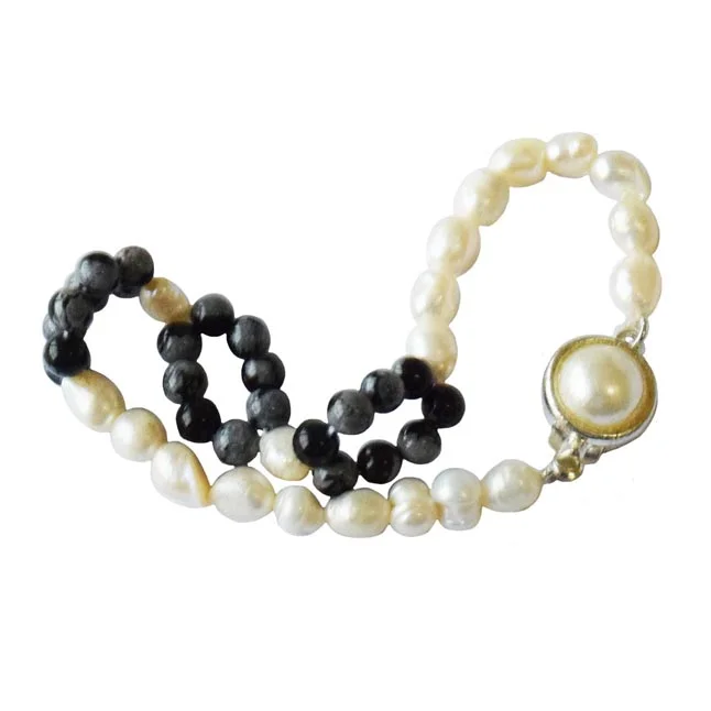 Midnight Pearls: Freshwater Pearl & Black Bead Elegance Bracelet (SB78)