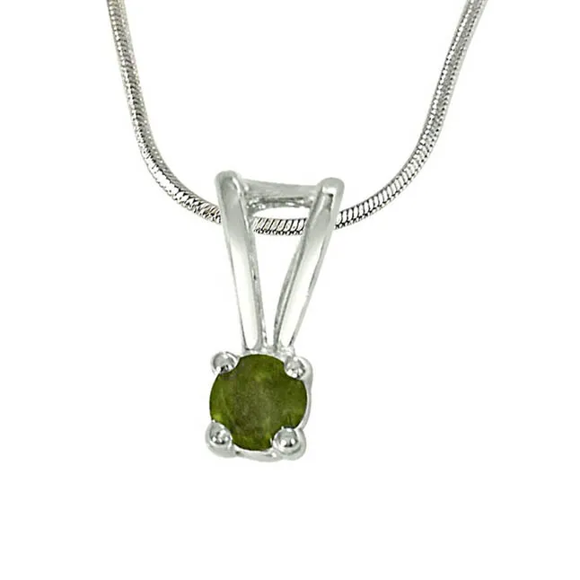 Pretty Prince Green Peridot & Sterling Silver Pendant with 18 IN Chain (SDP382)