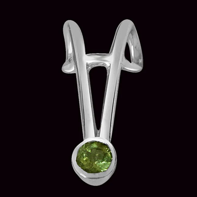 Peridot & Sterling Silver Pendant with 18 IN Chain (SDP376)