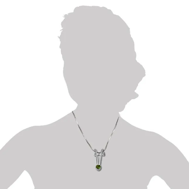 Peridot & Sterling Silver Pendant with 18 IN Chain (SDP376)