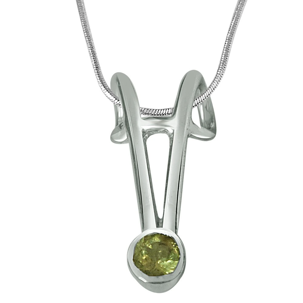 Green Tourmaline & Sterling Silver Pendant with 18 IN Chain (SDP379)