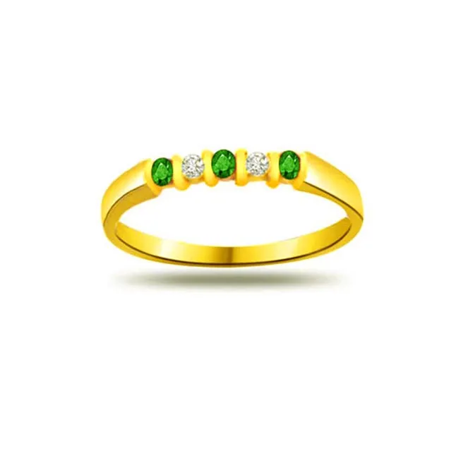 Glitter n Glitter 0.05cts Diamond & Emerald Gold Ring (SDR1067)