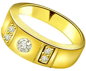 Solitaire Diamond Engagement rings In 18k Gold