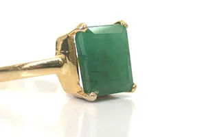 Glistening Emerald Elegance -Solitaire rings