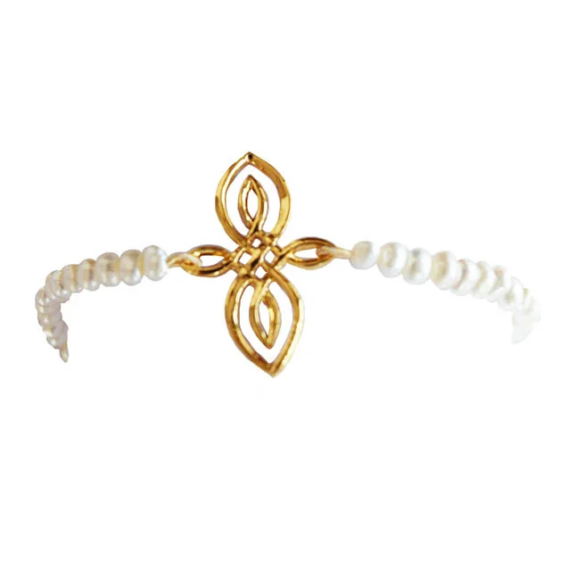 Elegant Simplicity: Freshwater Pearl & Gold-Plated Pendant Bracelet